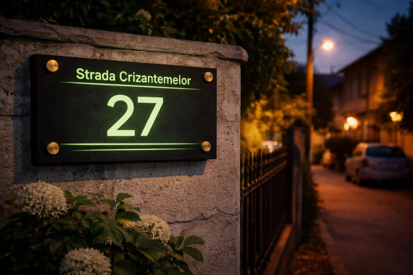 Plăcuță de adresă Baeco montată la exterior, vizibilă noaptea